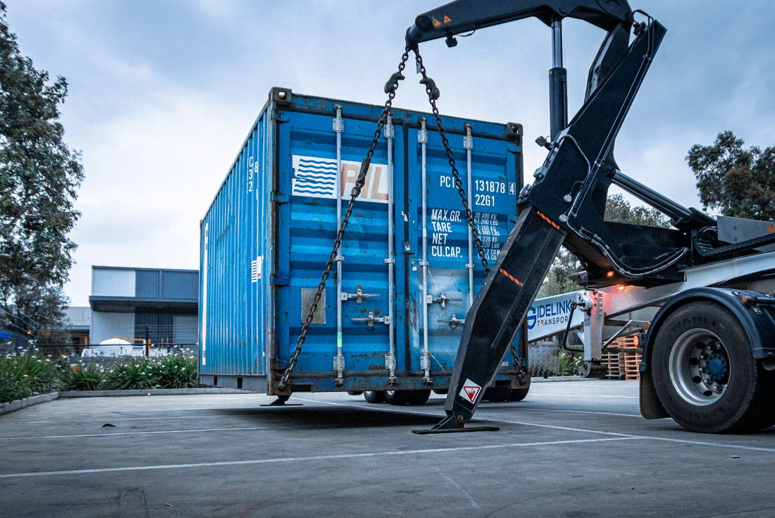 Sideloader unloading container